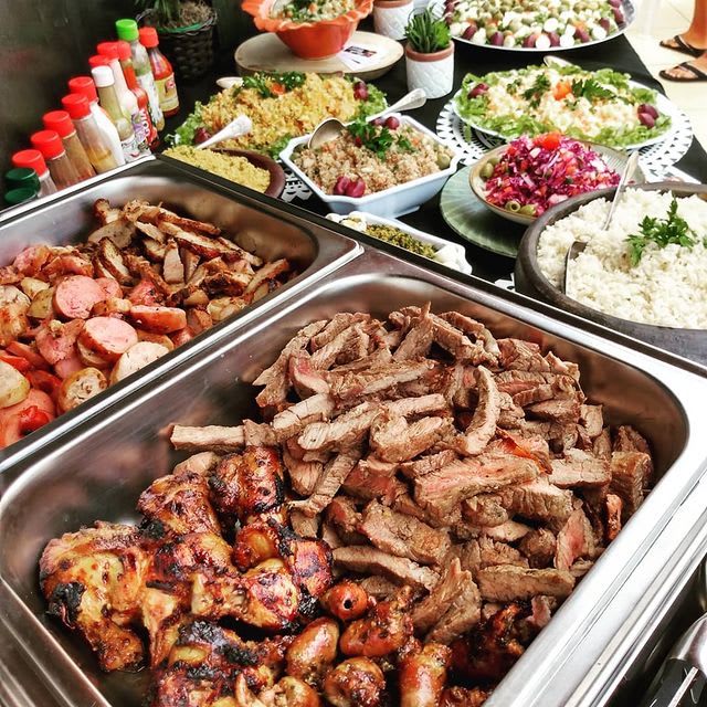 Churrasco na grelha com acompanhamentos para confraternização
