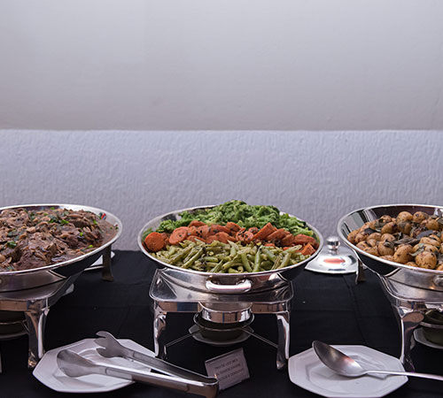 Buffet de jantar com carne, legumes e acompanhamentos