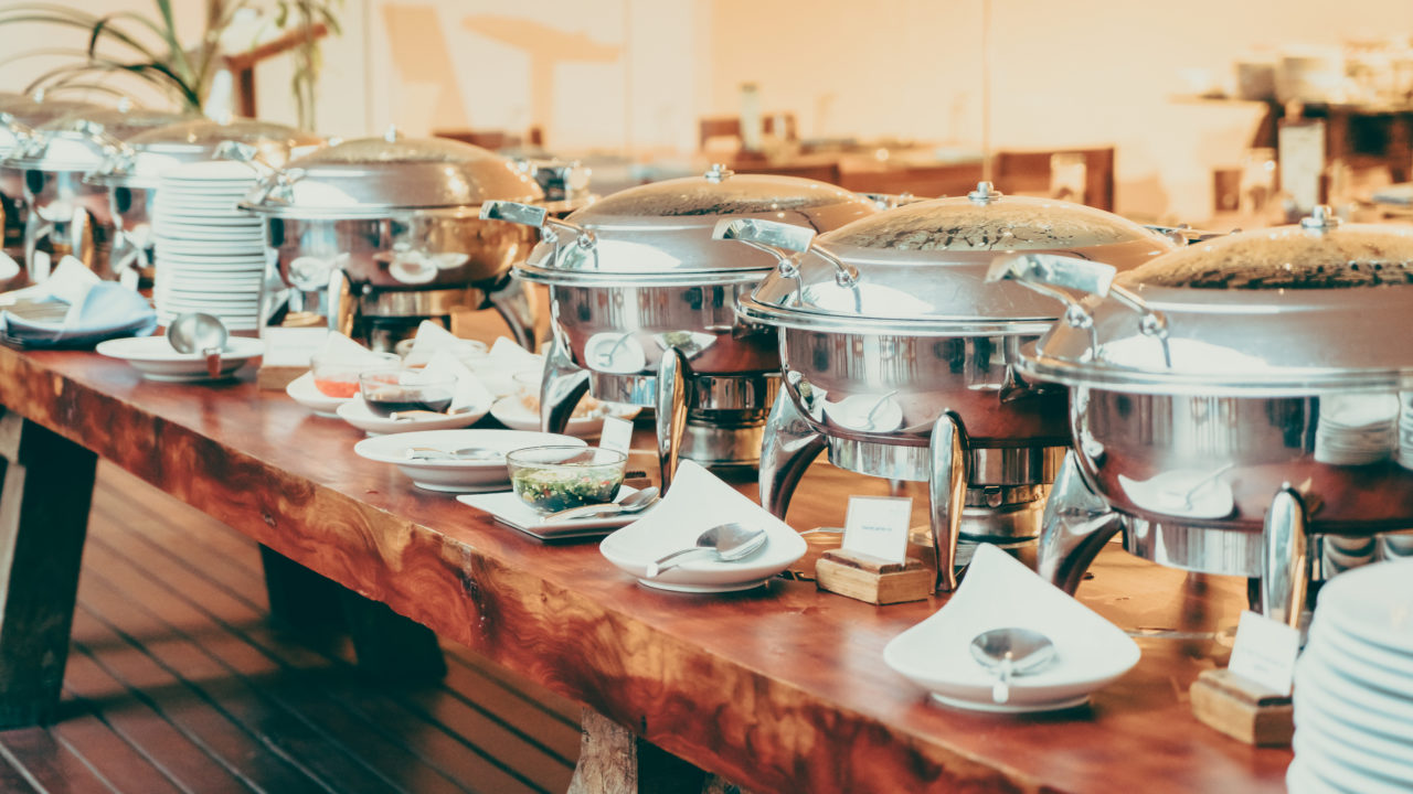 Buffet simples com arroz, feijão, frango assado, massa, legumes e salada